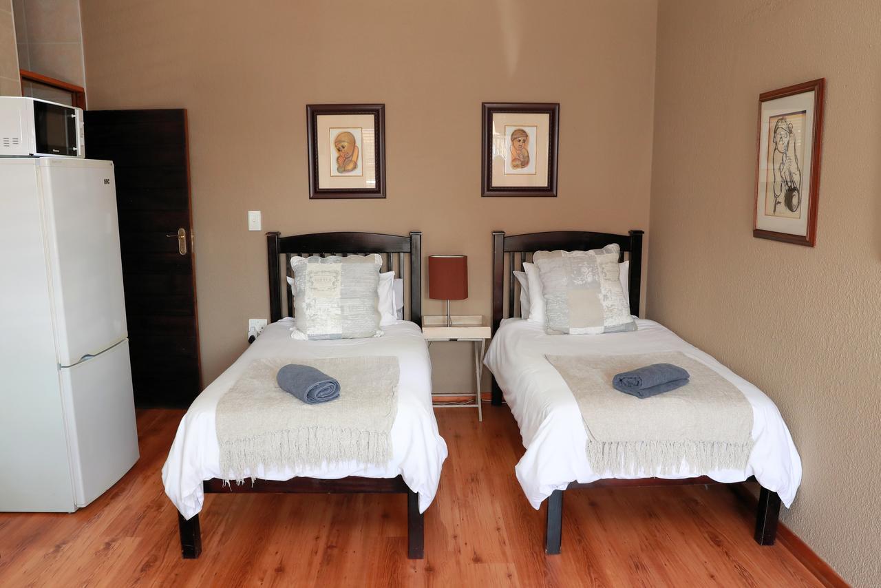 Big "5" Guesthouse Kempton Park Esterno foto